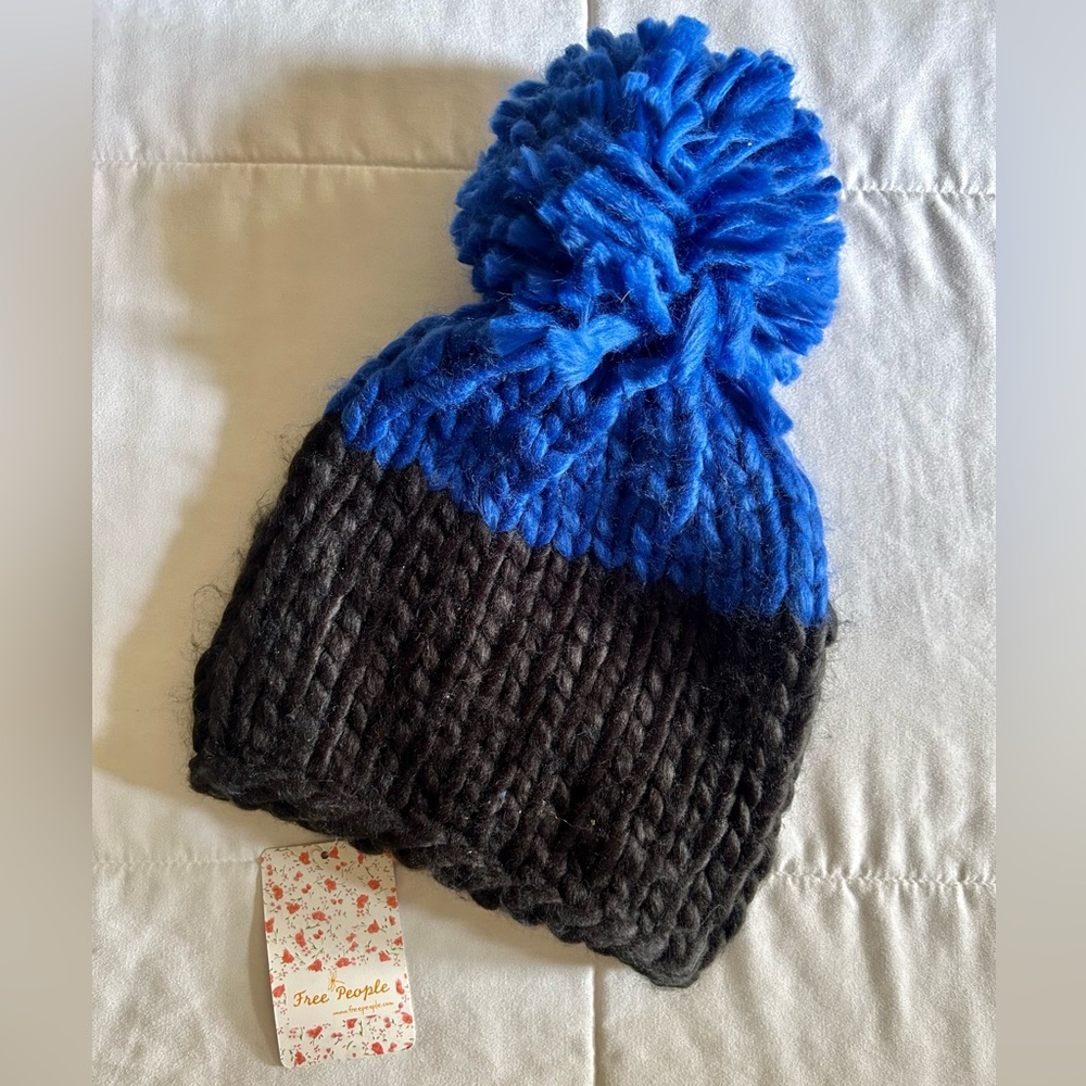 NWT Women’s Free People Black and Blue Chunky Knit Beanie